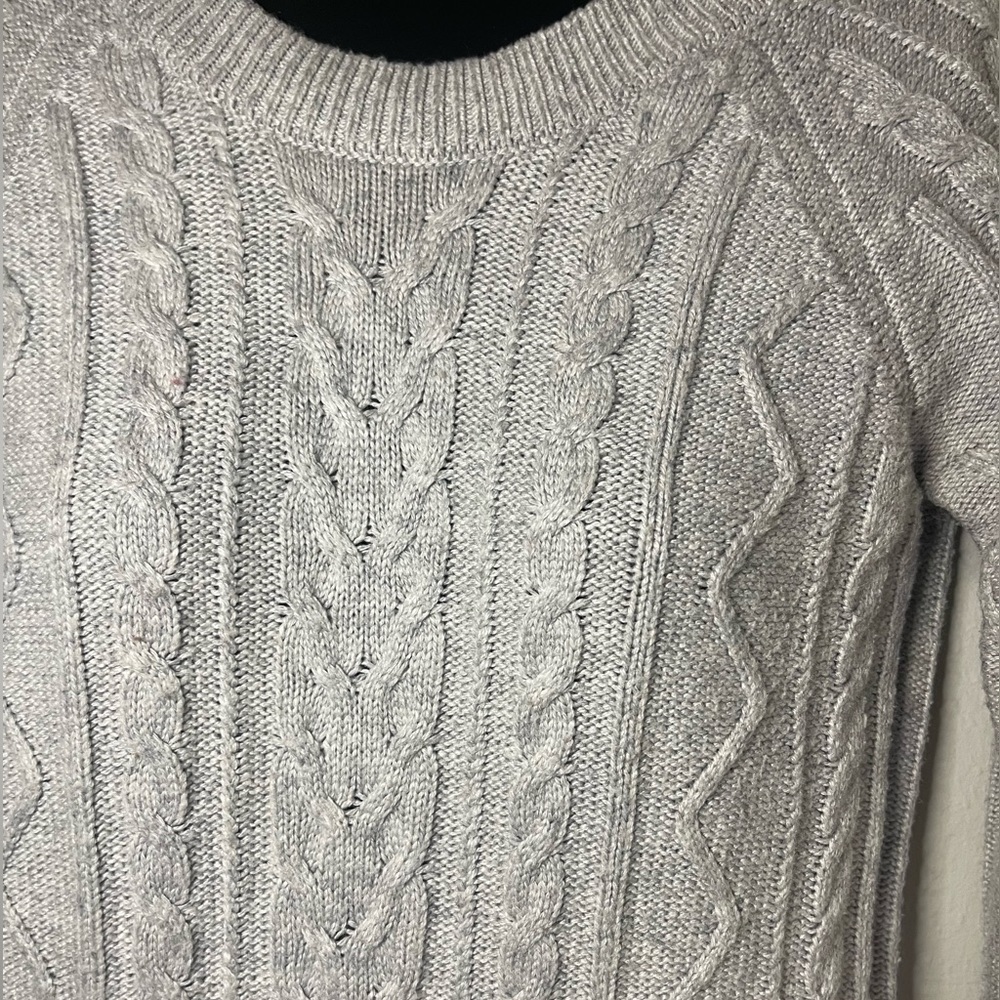 Light Gray Cable knit 🧶 Sweater - Picture 3 of 4